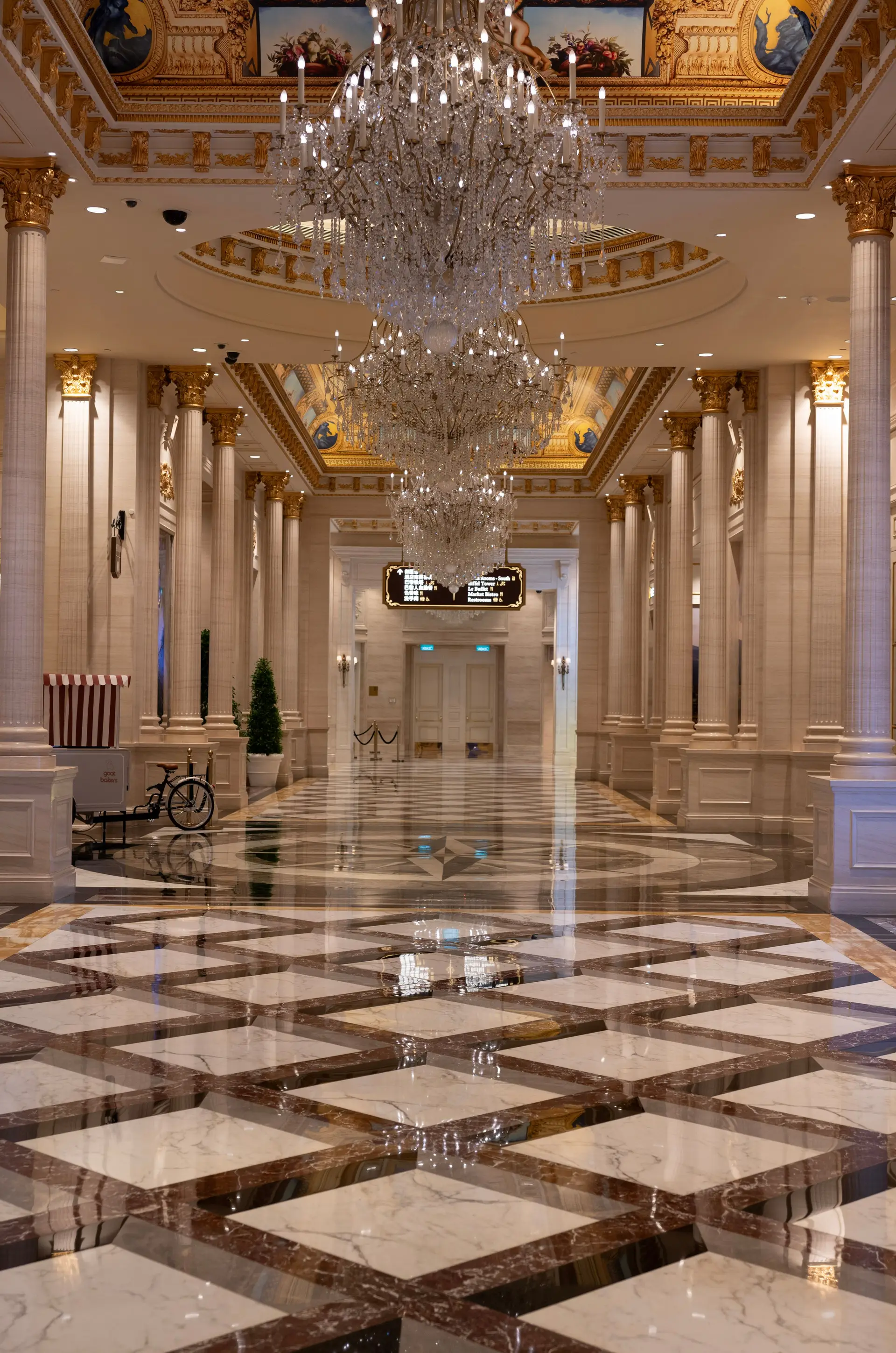 Intérieur luxueux du casino Valverianprestigehall avec lustres et marbre