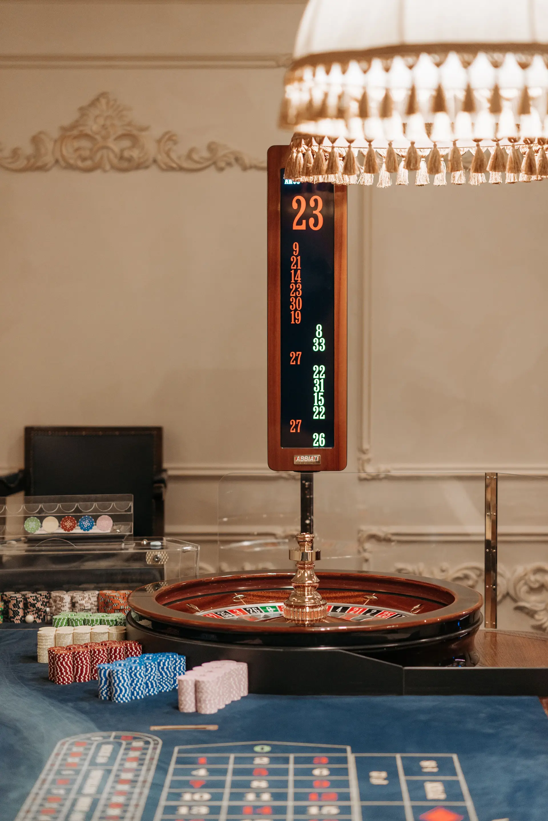 Détails d'une table de roulette avec jetons colorés