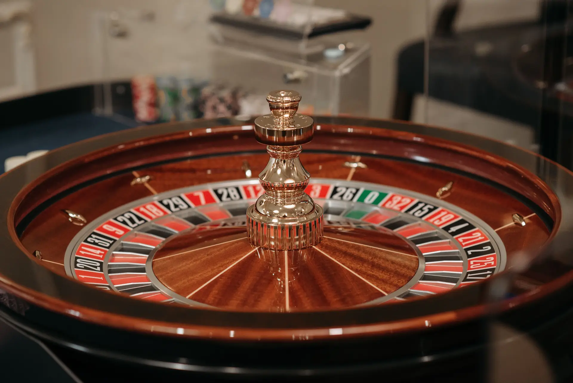 Détail d'une roue de roulette en bois précieux