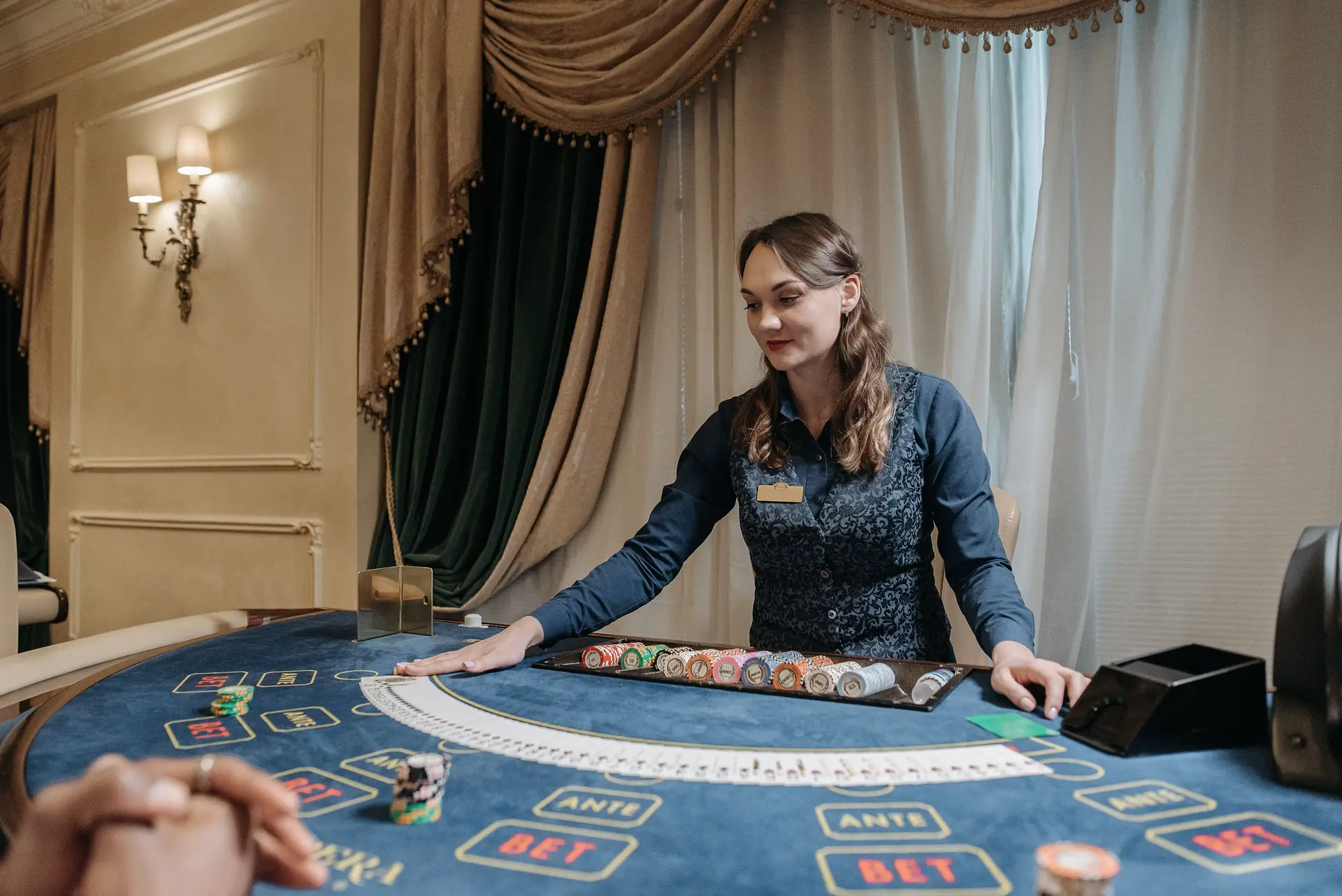 Croupier professionnel gérant une table de jeu classique