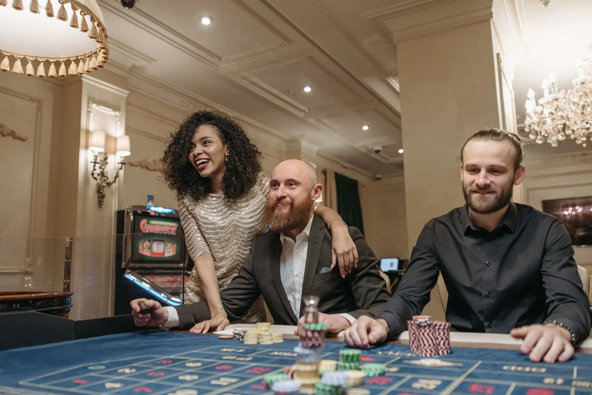 Clients profitant d'un service personnalisé au casino