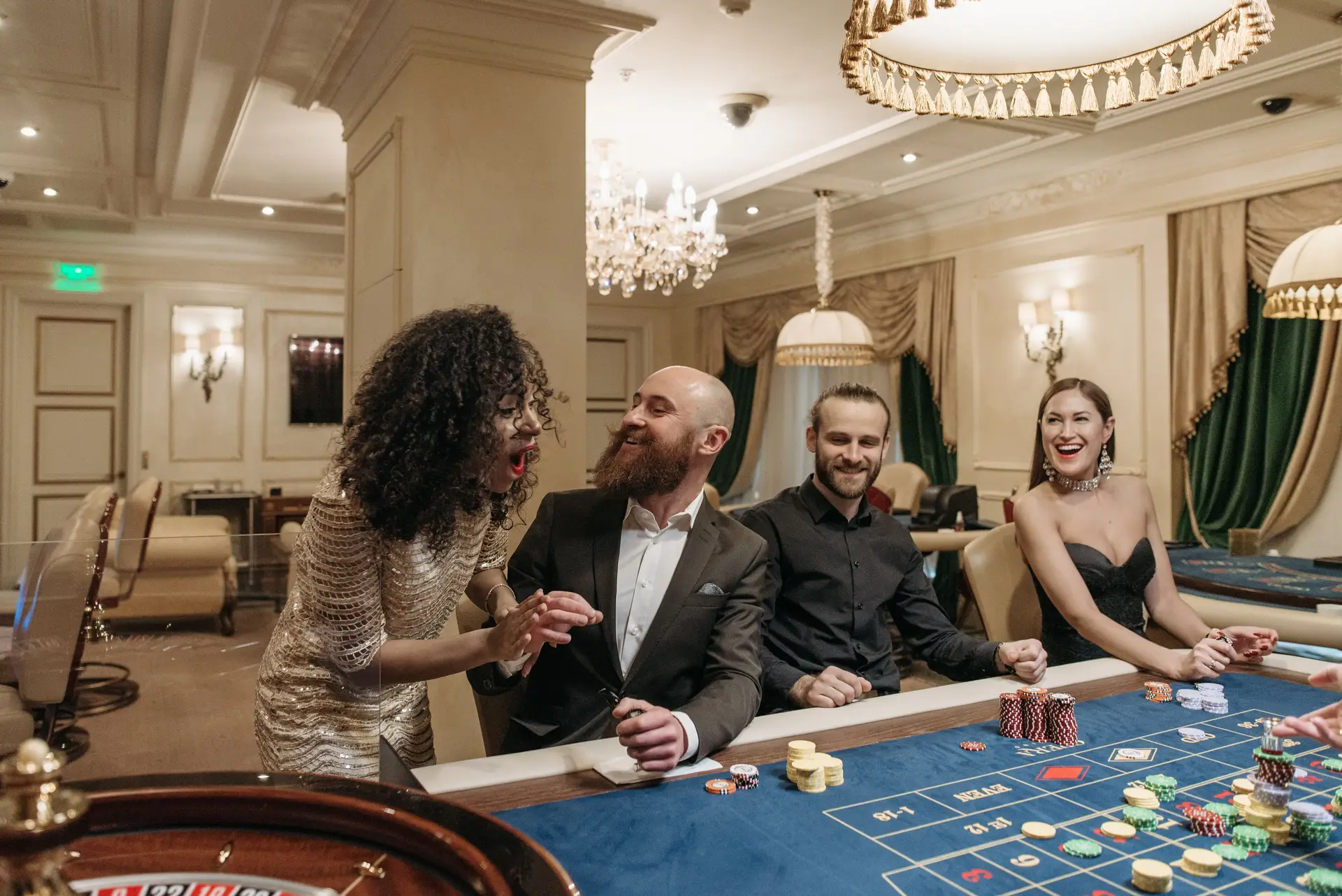 Clients profitant de l'espace lounge