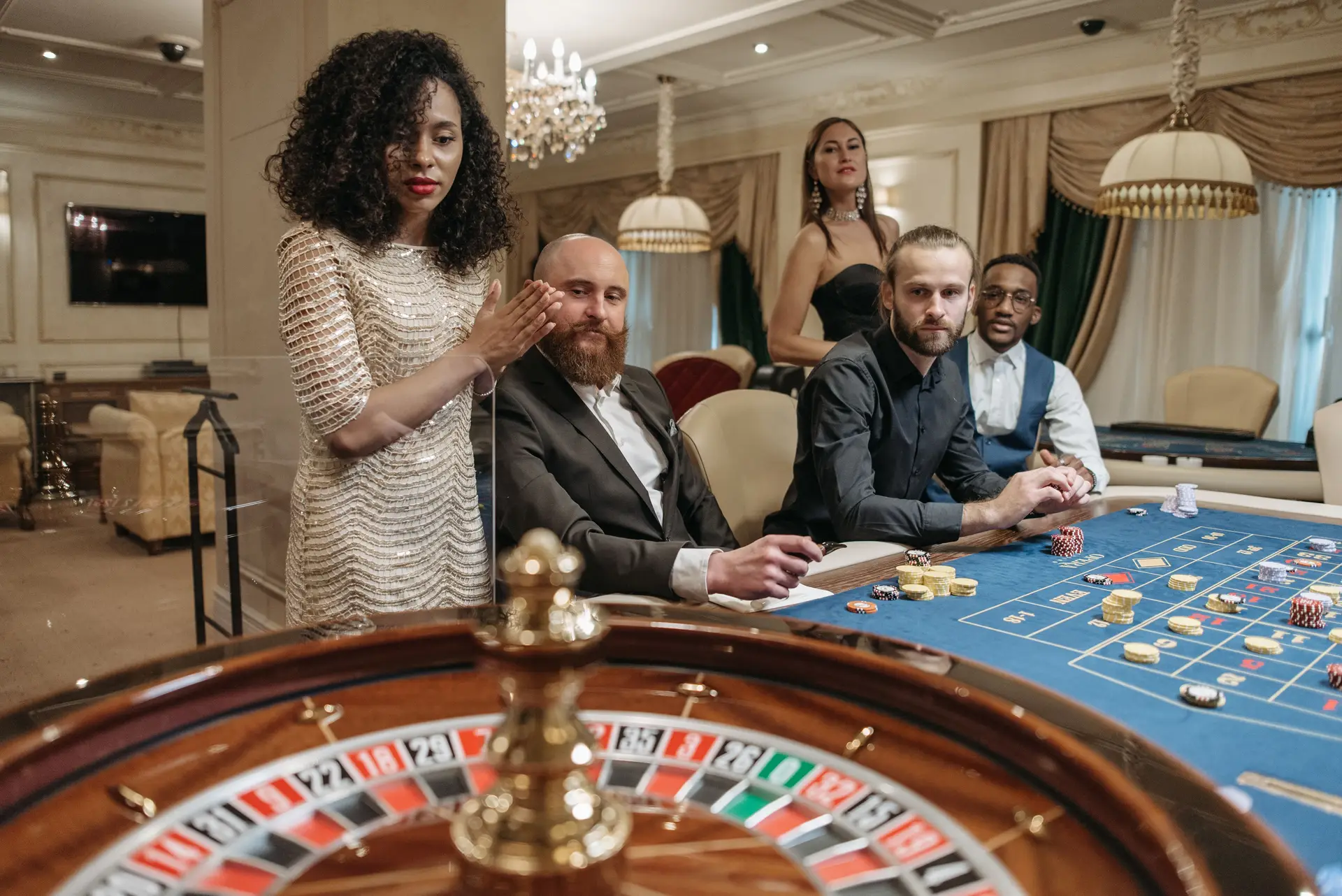 Grande salle de jeux avec tables de roulette