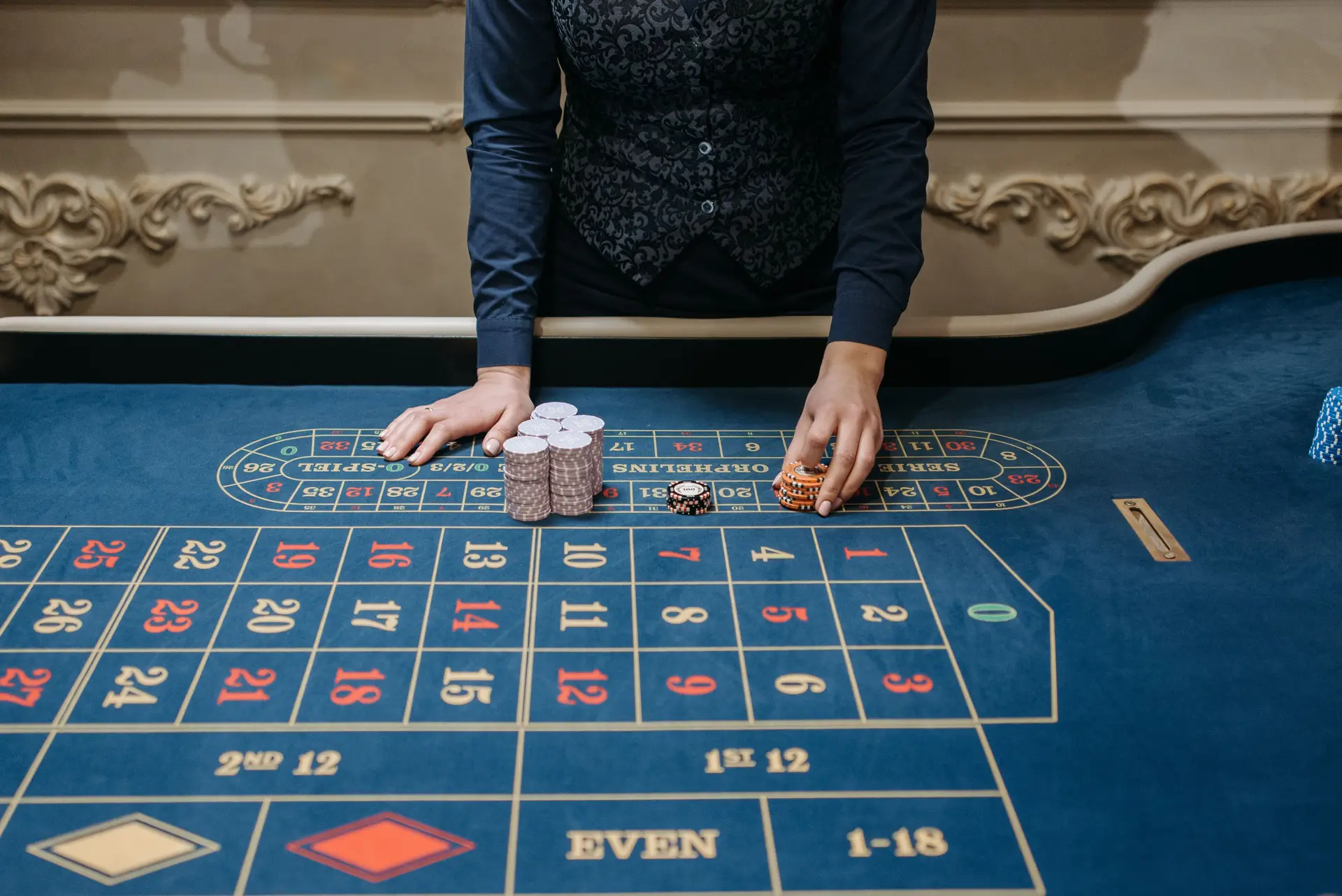 Croupier préparant une table de jeu
